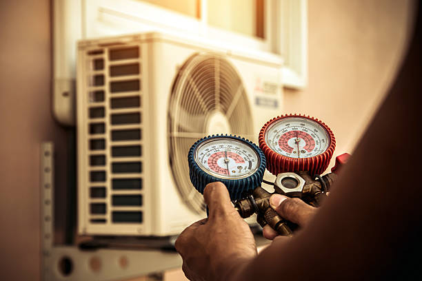 Professional Ac Installation technician working in Hanscom AFB, MA